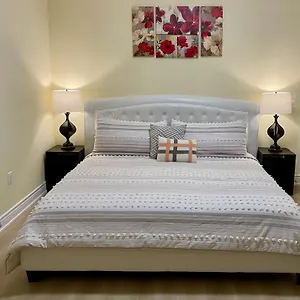 Holiday home Victoria Family Vacation - King Bed Private Yard Bbq Deck Gazebo - 4 Minutes To The Falls, Niagara Falls
